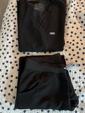 FIGS Women’s Black Scrub Catarina Top and Kade Tall Pants - Set Size M